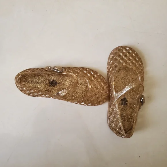 🚫🚫SOLD🚫🚫Glittery Gold water sandals for girl size 9 - Picture 2 of 4